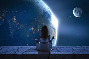 Femme méditant avec vue sur la Terre, illustrant le podcast non duel d'éveil spirituel de la médium poétesse Annajo Janisz