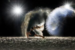 Femme qui danse illustrant le podcast guide spirituel témoignage mystique de la médium poétesse Annajo Janisz au sujet de l'éveil de la conscience