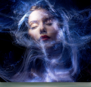 Création artistique vibratoire d'un visage de femme illustrant le podcast d’éveil spirituel de la célèbre médium poétesse écrivaine française polonaise Annajo Janisz